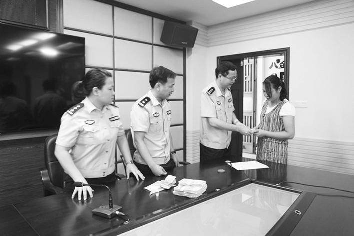 皮具行业低迷皮具厂老板欠薪8万余民警帮追回 皮具行业低迷皮具厂老板欠薪8万余民警帮追回