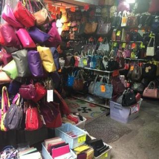 香港海关查获1300件疑似仿牌皮具包包三名相关人员被捕